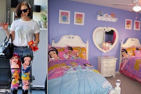 Nữ ca sĩ Born This Way ra phố với trang phục đơn giản hiếm hoi so với style kỳ dị  vốn có với áo phông trắng và quần jeans. Tuy nhiên họa tiết các nàng công chúa Disney của chiếc quần jeans giống như ga trải giường của một bé gái.