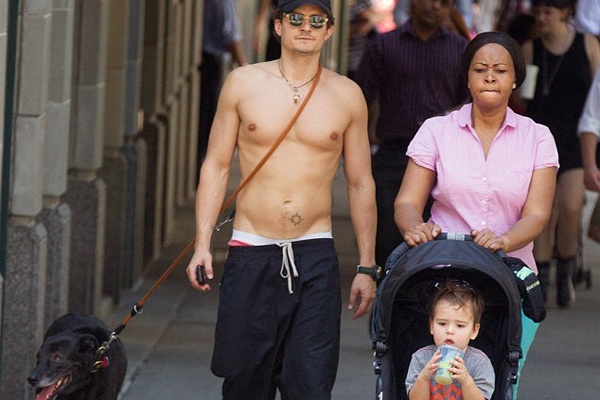 Miranda Kerr cu bao mau toi giup chong cu trong con hinh anh