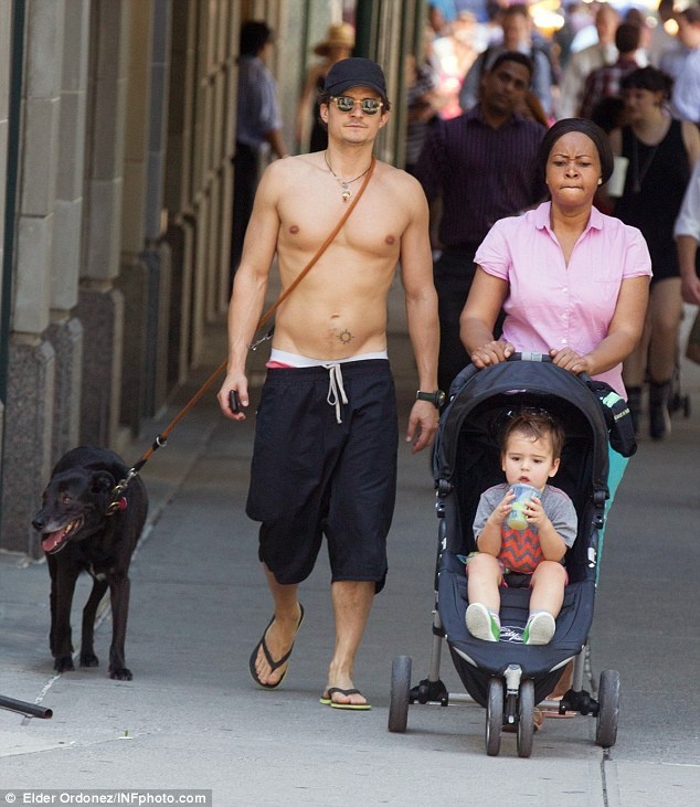 Flynn được người trông trẻ chăm sóc mỗi khi ở cùng bố Orlando.