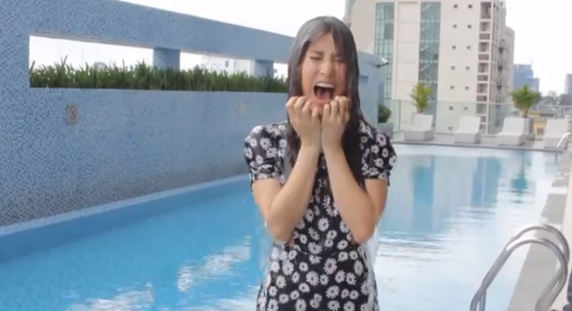 Diễm My hứng nguyên xô nước đá lạnh buốt.