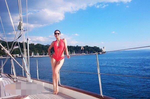 Kể từ khi lấy chồng, Thu Minh dành nhiều thời gian bên người chồng Tây hơn. Vợ chồng cô có nhiều chuyến đi xuất ngoại để nghỉ ngơi, trong số đó là chuyến du ngoạn trên chiếc du thuyền được cho có giá <abbr class=