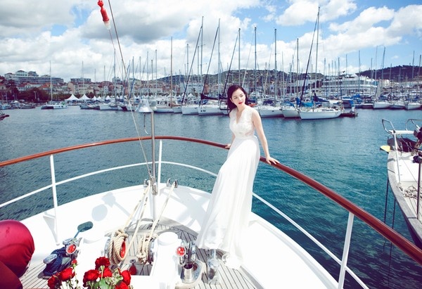 Sở hữu khối tài sản triệu đô và những mối quan hệ rộng ở nước ngoài, việc đi chơi bằng du thuyền khi đến Cannes, Pháp không khó khăn đối với Lý Nhã Kỳ. 