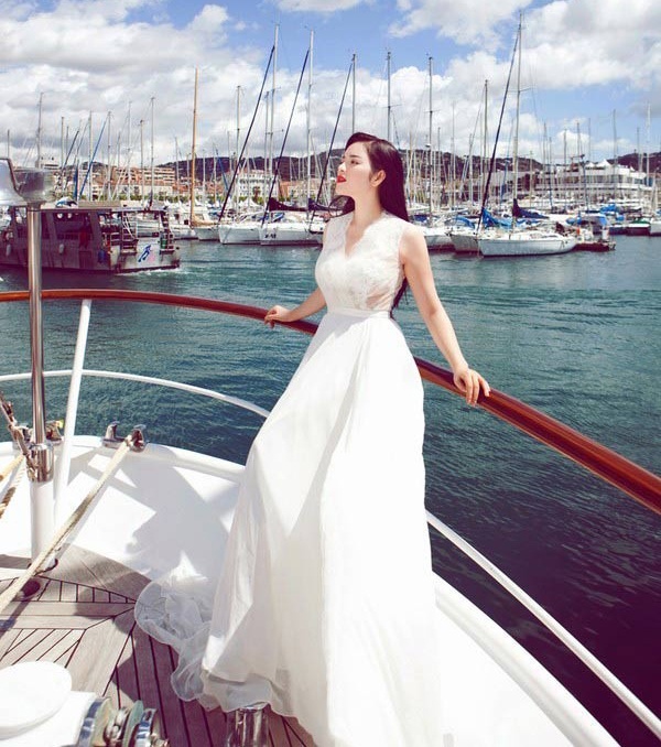  Trong chuyến đi dự LHP Cannes, nữ diễn viên làm khách mời trên du thuyền triệu đô của tỷ phú Ramona.