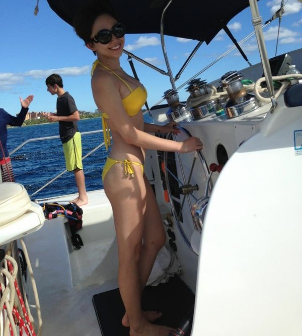 Tại đây, người đẹp diện bikini nổi bật thả dáng trên boong du thuyền. 