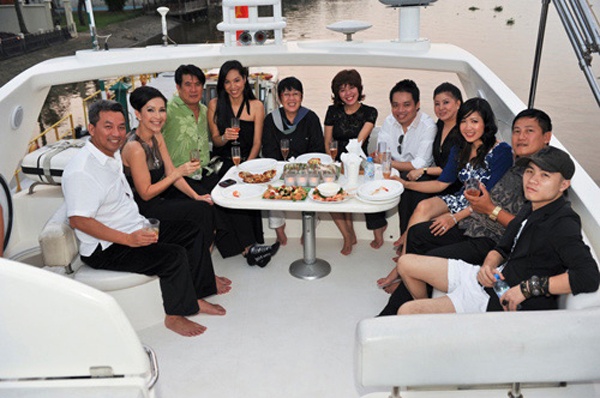 “Nữ hoàng ảnh lịch” từng tổ chức các bữa tiệc trên du thuyền và mời bạn bè trong giới nghệ sĩ đến tham dự. 