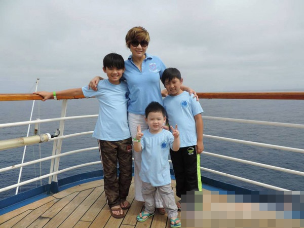 Đi cùng vợ chồng Hà Kiều Anh còn có 4 mẹ con Trizzie Phương Trinh - vợ cũ của Bằng Kiều.