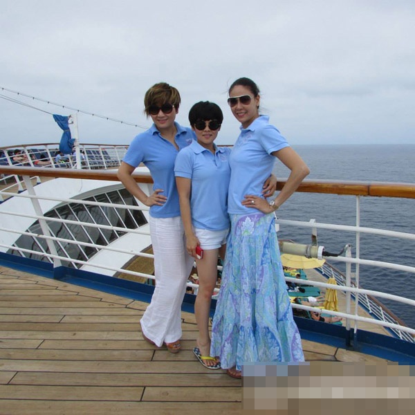 Trizzie Phương Trinh tạo dáng chụp ảnh cùng Hà Kiều Anh và 1 người bạn (đứng giữa).