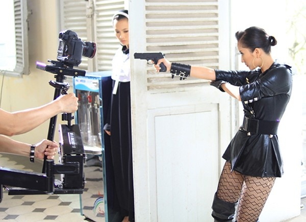 Năm 2010, nữ hoàng dance-sports Khánh Thy lấn sân điện ảnh bằng vai diễn sát thủ trong bộ phim hành động, hài Em hiền như ma sơ. Tạo hình của cô khá ngầu với áo khoác da, tất lưới sexy và đôi boots cao cổ, kèm theo cặp kính khiến bộ trang phục trở thành “cây đen” gợi cảm. 