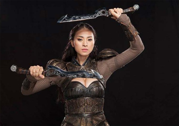  Trang phục được thiết kế toát lên chất mạnh mẽ và khá kín đáo nhưng cũng để chừa một khoảng trống ở khuôn ngực đầy đặn. Người xem nhận xét nếu để phục trang của Ngô Thanh Vân quá kín đáo sẽ làm mất đi nét gợi cảm, quyến rũ của nhân vật.