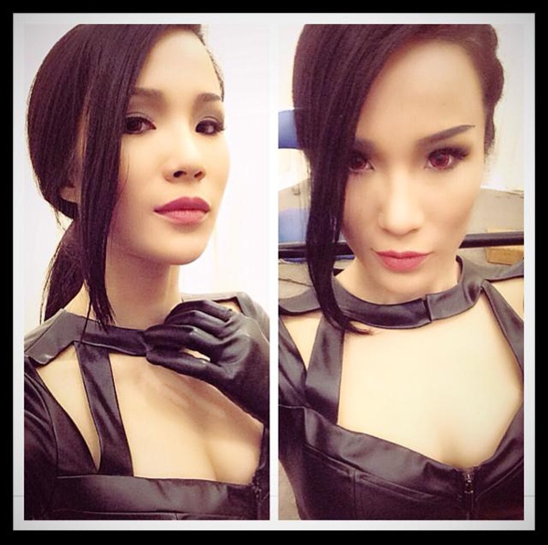 Trang cá nhân của Diệp Lâm Anh cũng khoe bức ảnh hậu trường, trong đó cô diện một bộ đồ da khác gợi cảm hơn. 