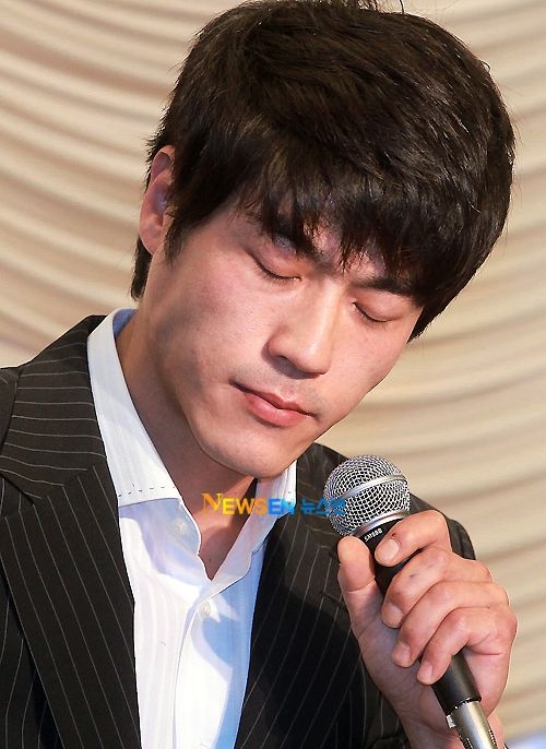 Vào khoảng 2 giờ sáng, khi đã say rượu, Choi Chul Ho cãi nhau và sử dụng vũ lực với Kim. Choi Chul Ho phủ nhận cáo buộc nhưng máy quay CCTV cho thấy nam diễn viên đã túm lấy Kim đã đá liên tiếp vào cô. Ngay sau scandal, Choi Chul Ho tổ chức họp báo xin lỗi công chúng và ở ẩn 1 năm rưỡi rồi mới quay lại đóng phim.