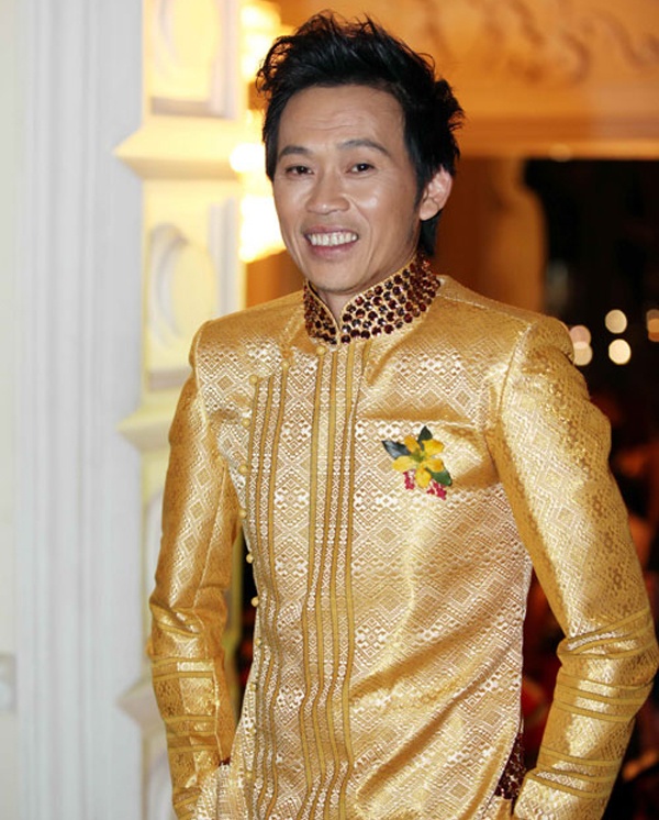 Thường xuyên xuất hiện với những bộ quần áo giản dị, thậm chí đi dép lê chân chất nhưng danh hài Hoài Linh lại là ngôi sao hiếm hoi của showbiz có sở thích chơi kim cương. Trong giới showbiz, Hoài Linh là danh hài đắt show nhất nhì với số tiền cat-xe được tiết lộ lên đến 100 triệu (diễn ở phòng trà) cùng với khoản thù lao đóng phim, làm giám khảo cuộc thi truyền hình thực tế. Mật độ xuất hiện dày đặc trên truyền hình phần nào phản ánh thu nhập béo bở của anh. 