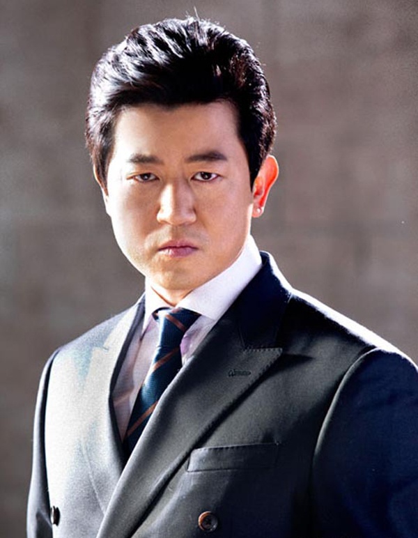 Trong một lần cãi nhau, nam diễn viên đã chửi và đẩy cô vào giá đựng giầy, kết quả là phần đầu của người vợ bị va vào đồ đạc. Trước đó, Park Sang Min cũng từng 2 lần bị phạt vì tội danh tương tự, hành hung vợ bằng thể chất lẫn lời nói.