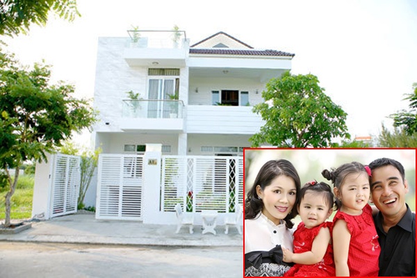 Cuộc sống sung túc nhưng Quyền Linh luôn hướng gia đình anh sống giản dị, các con anh được bố đưa đi tham gia các hoạt động từ thiện, xã hội. 