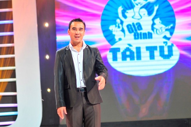 Một ngôi sao gắn mác bình dân khác là nam diễn viên, MC Quyền Linh. Đi lên từ những ngày nghèo đói cơ cực, sau này khi đã nổi tiếng và giàu có nhưng nam diễn viên của Đồng tiền xương máu vẫn mộc mạc, giản dị với áo phông, quần jeans và nụ cười hiền từ. 