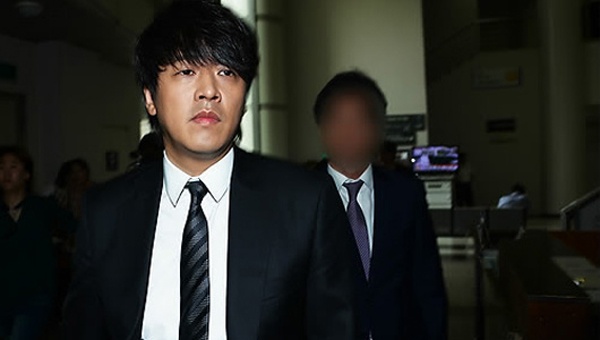 Ngoài ra, nam diễn viên điển trai còn bị vợ tố cài GPS theo dõi cô suốt 8 tháng kể từ tháng 5/2011. Vụ việc được điều tra một thời gian dài trước khi tòa án Seoul tuyên bố Ryu Shi Won phải nộp phạt 7 triệu won. 