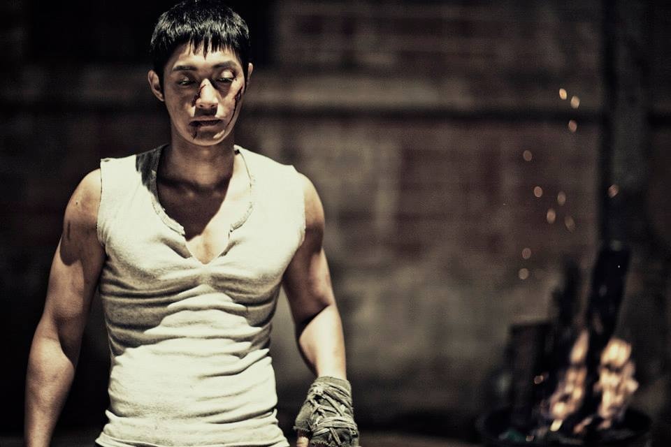 Về phía Kim Hyun Joong thừa nhận mối quan hệ tình cảm nhưng đính chính họ chỉ hẹn hò được vài tháng nay và duy chỉ có một lần Kim Hyun Joong dùng vũ lực với bạn gái. Trước đó Kim Hyun Joong từng gây sốt với các fan châu Á vì vẻ điển trai, hiền lành trong bộ phim ăn khách Vườn sao băng. Thời gian gần đây anh thay đổi hình tượng trở nên nam tính, mạnh mẽ hơn. Tuy nhiên vụ scandal lần này dường như đẩy Kim Hyun Joong vào rắc rối, hình tượng của anh không còn nguyên vẹn như trước nữa. 