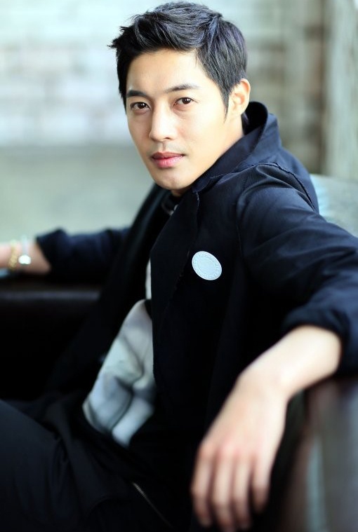 Mới đây một mỹ nam vướng vào tai tiếng vì hành hung phái nữ là Kim Hyun Joong. Diễn viên Vườn sao băng bị bạn gái tố cáo thường xuyên đánh đập cô suốt 2 tháng nay và khiến cô từng bị gãy xương sườn. Người này cũng cho biết cô hẹn hò với Kim Hyun Joong từ năm 2012. 