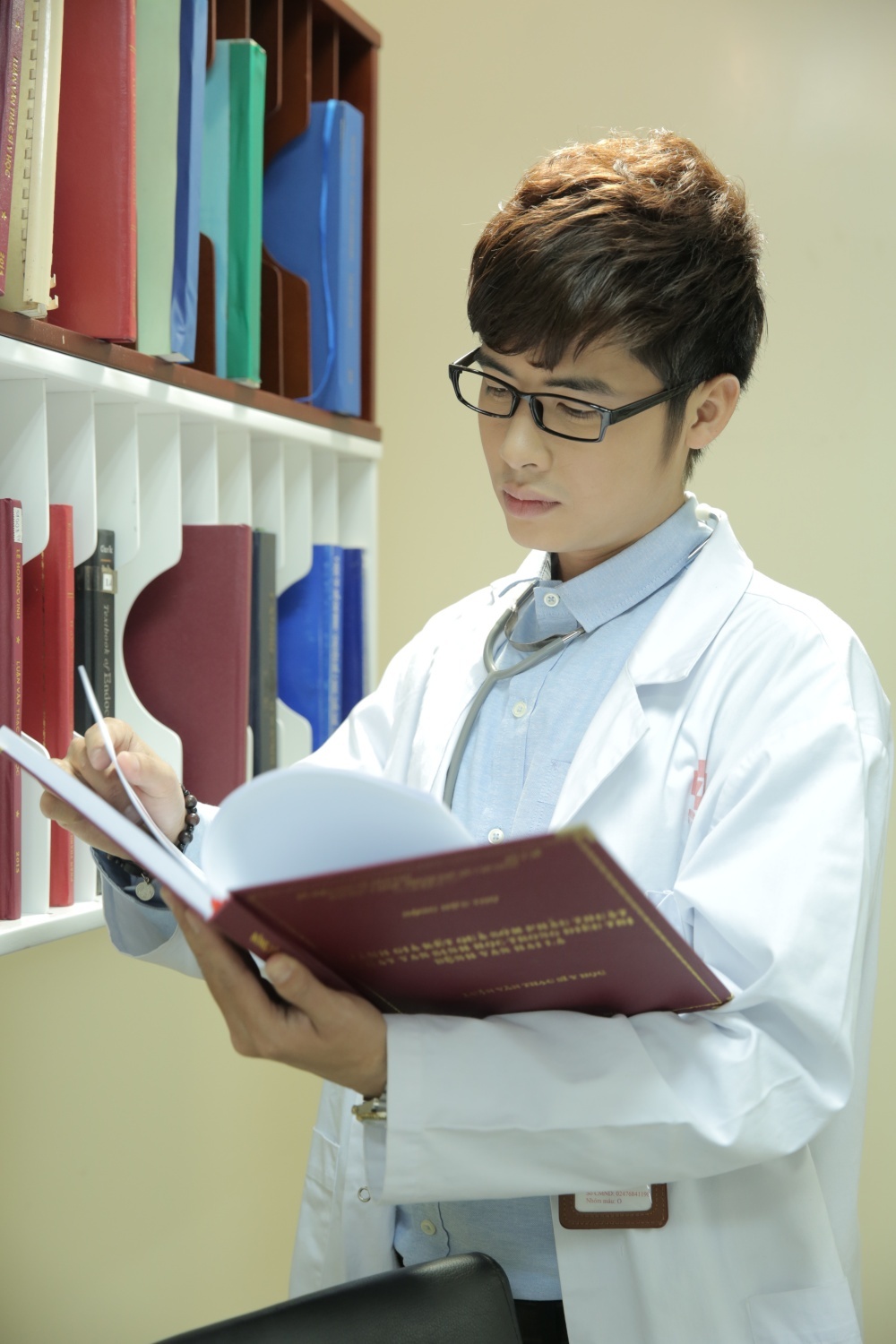 Minh Sang khoc nuc no vi ban gai qua doi trong MV hinh anh