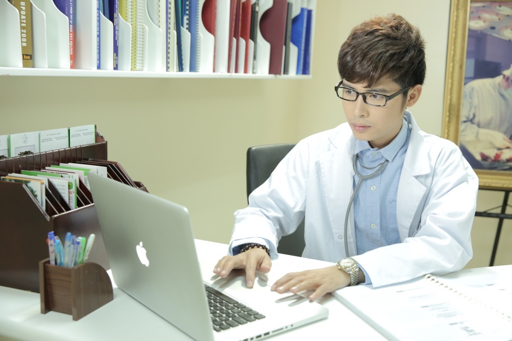 Sau khi dừng chân tại cuộc thi Nhân tố bí ẩn, song song với các hoạt động của nhóm Ayor, Minh Sang vẫn tiếp tục cho ra mắt các sản phẩm âm nhạc mang đậm dấu ấn cá nhân.  Anh chàng vừa cho ra mắt single Anh sẽ về đâu nhận được sự quan tâm và ủng hộ của khán giả. Đặc biệt, với ca khúc chủ đề cùng tên, Minh Sang quyết định thực hiện MV như một món quà dành tặng cho những fan thân thiết, ủng hộ anh trong thời gian qua.