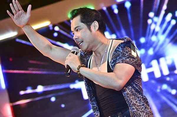 Năm 2000, Ngọc Sơn gây sốc cho công chúng khi là người đầu tiên đúc tượng của chính mình đặt trước sân nhà. Nam ca sĩ hé lộ, pho tượng có giá 1000 cây vàng và chưa ai trên thế giới từng có. Tuy nhiên năm 2006, chính quyền đã yêu cầu Ngọc Sơn di chuyển bức tượng này.  