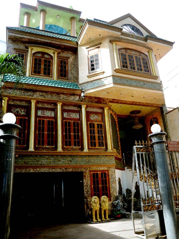 Khoe của là căn bệnh trầm kha trong giới showbiz Việt và Ngọc Sơn là một trong những ngôi sao tiêu biểu của trào lưu khoe của. Sở hữu gia tài đáng kể nhờ sự nghiệp ca hát, Ngọc Sơn đầu tư tiền bạc vào xế hộp, nhà cao cửa rộng. Trong một bài báo, nam ca sĩ Tình cha khoe căn biệt thự có giá 105 tỷ với phong cách thiết kế “quái gở”. 