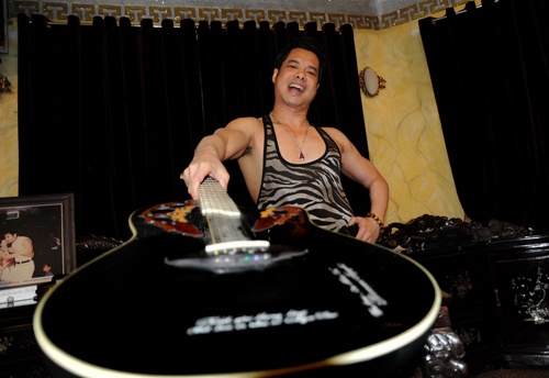 Có rất nhiều sao đã từng dính án “xõa” ở các bữa tiệc thác loạn đúng nghĩa. Người được biết đến đầu tiên là nam ca sĩ Ngọc Sơn và nữ diễn viên Mộng Vân. Hồi tháng 12/1992, 