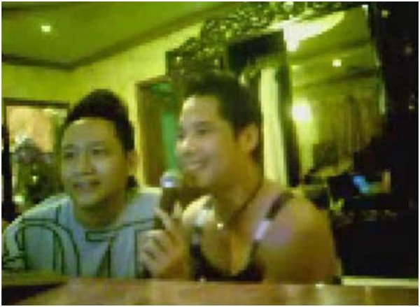 Đầu năm 2009, Ngọc Sơn bị lộ clip chat sex qua Paltalk, trong video còn có sự xuất hiện của nam ca sĩ Duy Mạnh. Được báo chí hỏi đến, Ngọc Sơn chỉ trả lời lấp lửng và cho rằng có người tống tiền mình, trong khi đó Duy Mạnh lên báo khẳng định ca sĩ đàn anh là người tung ra scandal này, mối quan hệ cả hai sau đó bị rạn nứt. 