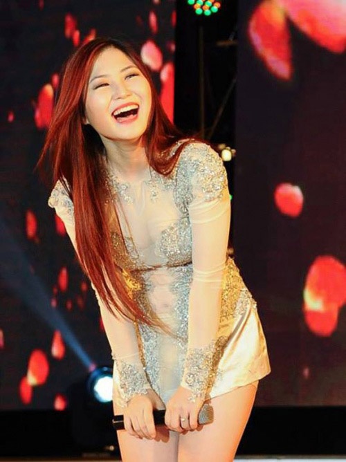 Đồ diễn ngắn cũng khiến nữ ca sĩ trẻ không được thoải mái trên sân khấu, chưa cần cúi người, chiếc quần ngắn mặc trong cũng đã bị lộ.