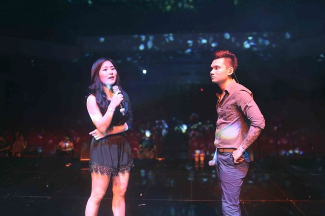 Cách đây không lâu, Hương Tràm xuất hiện trong buổi tổng duyệt liveshow của Khắc Việt, nữ ca sĩ trẻ diện bộ váy ngắnphối chân ren tuềnh toàng được ví như đồ ngủ, để lộ phần đùi không mấy thon thả.