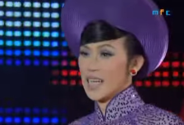 Clip Hoai Linh gia gai hat 'Que huong ba mien' hinh anh