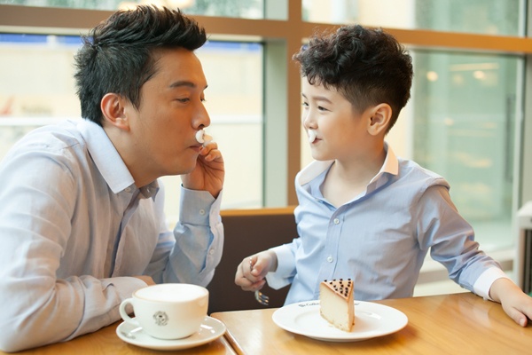 Lam Truong don trung thu cung dan ca si nhi hinh anh