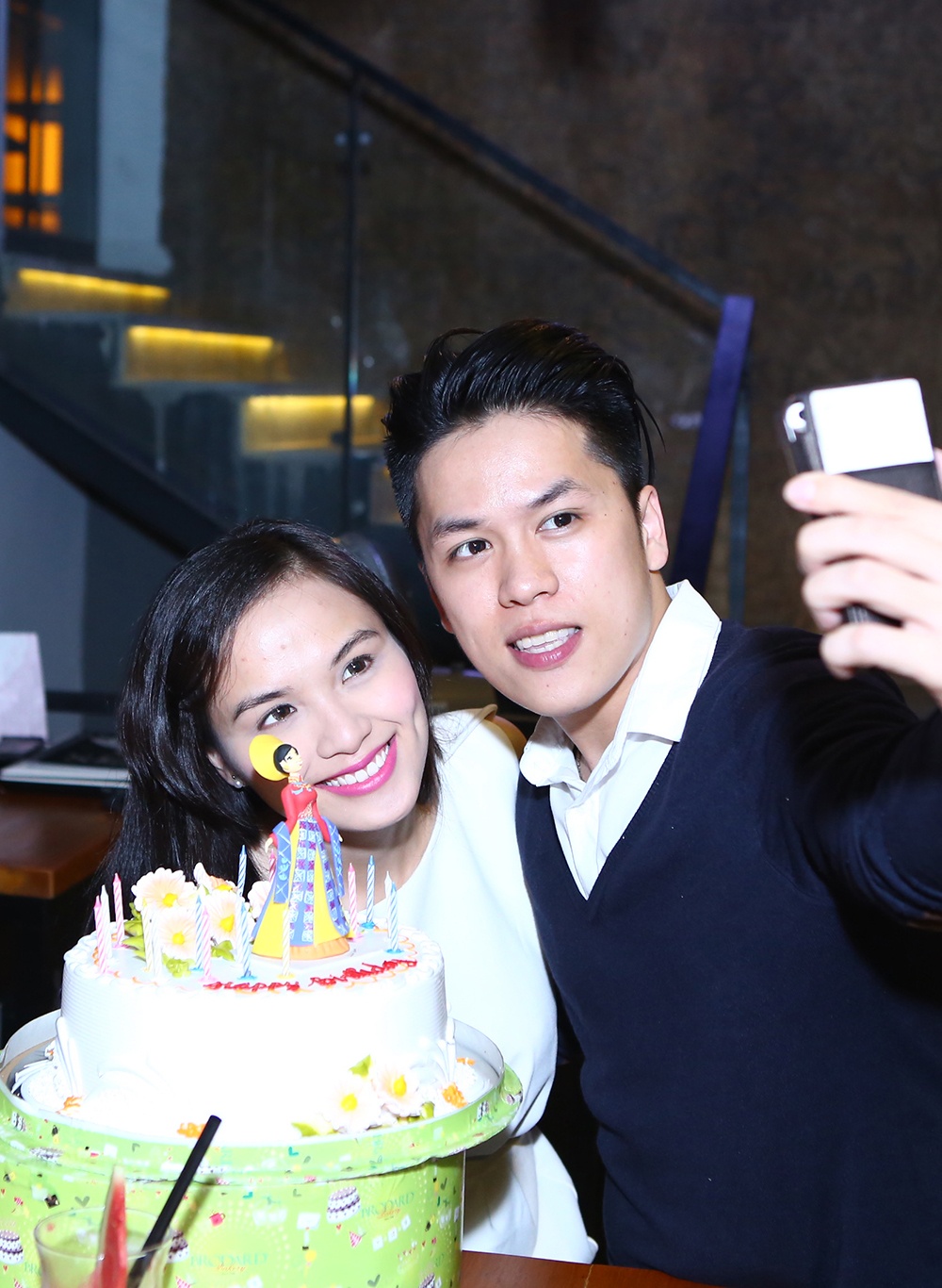 Hoa hậu và bạn trai chụp ảnh 