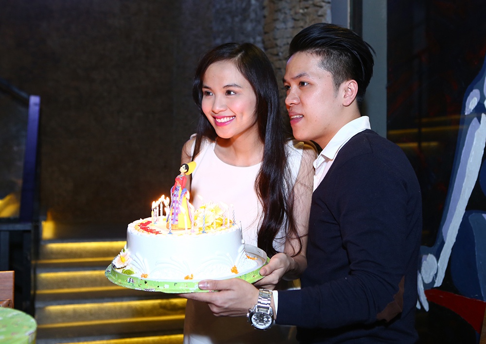 Diễm Hương hạnh phúc khi đón tuổi mới lớn bên cạnh bạn trai và người thân, bạn bè.