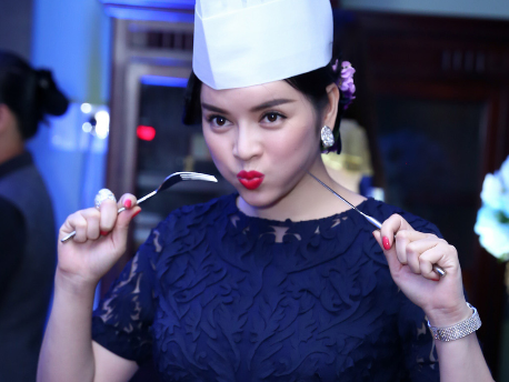 Ly Nha Ky nhi nhanh khi lam dau bep hinh anh