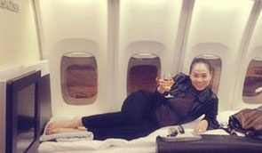 Sao Viet khoe cho ngoi xa xi tren may bay hinh anh