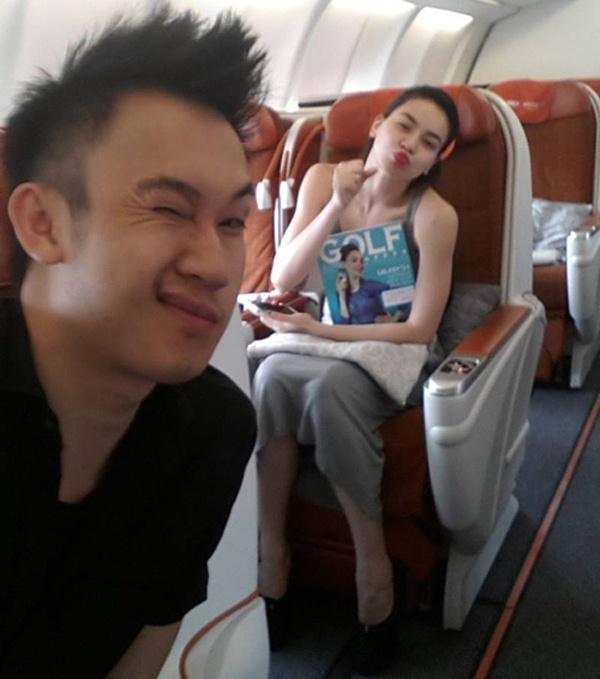 Lần khác, Hà Hồ đi lưu diễn cùng ca sĩ đàn em Dương Triệu Vũ và chụp ảnh nhí nhanh ở khoang hạng thương gia. 