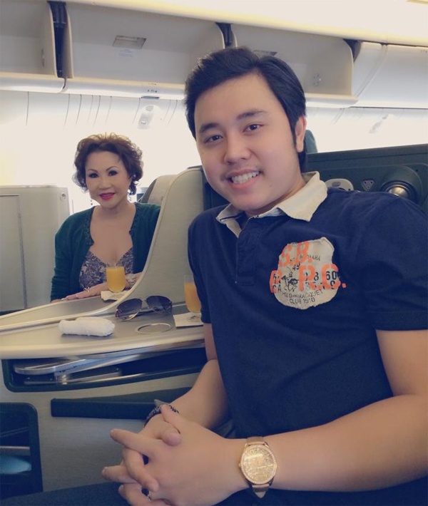 Họ chọn khoang thương gia hạng VIP và tại đây ghi lại khoảnh khắc tình tứ trên khoang ghế xa hoa.