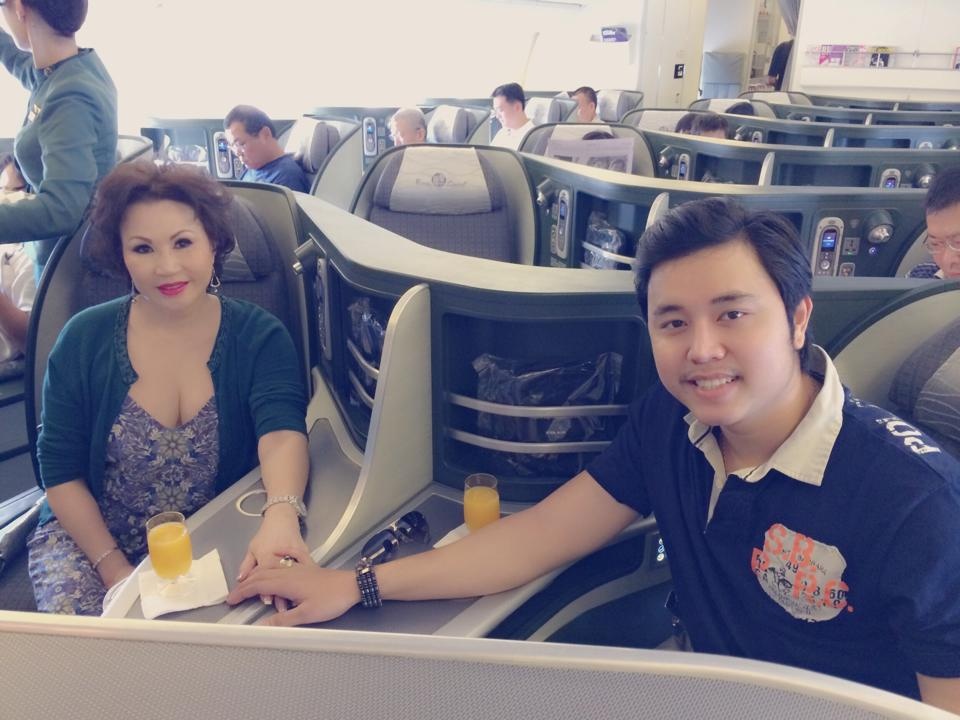 Nam người mẫu Vũ Hoàng Việt thường được người tình lớn tuổi là doanh nhân Yvonne Thúy Hoàng đưa đi nước ngoài. Đầu tháng 3 năm nay, cặp đôi cộc lệch tuổi tác lên đường trở về Việt Nam sau chuyến du lịch dài ngày ở Mỹ. 