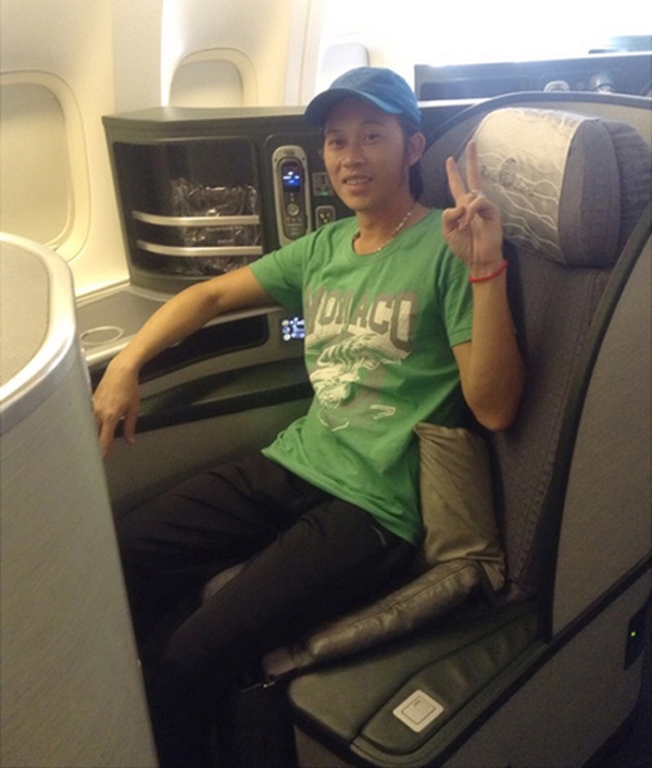 Khung cảnh chỗ ngồi sang trọng hiện đại trong khoang ghế máy bay khá đối lập với hình ảnh giản dị của danh hài Hoài Linh. 