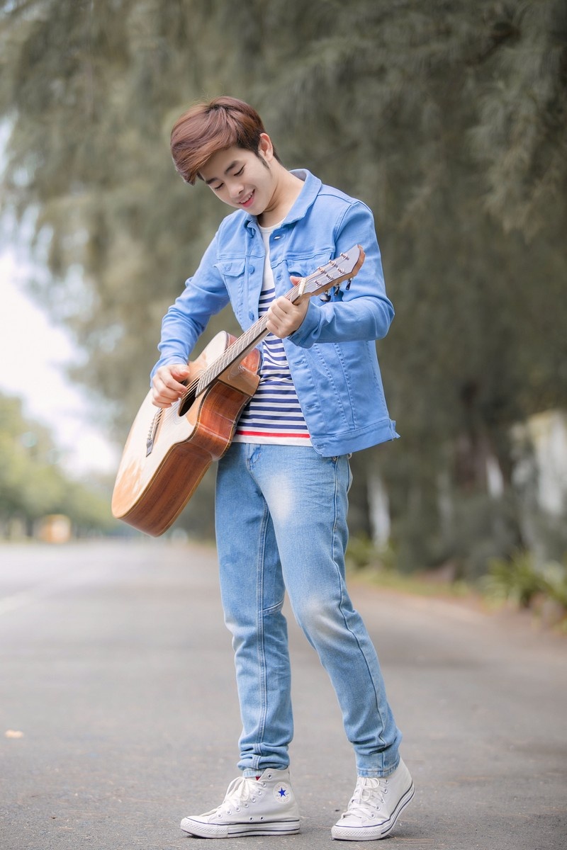 Hot boy Loki Bao Long lang tu om dan guitar hinh anh