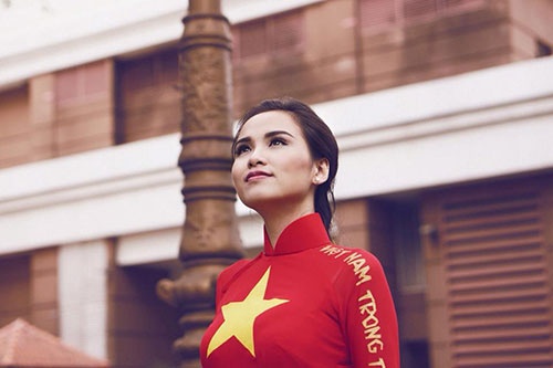 Diễm Hương đẹp dịu dàng khi diện áo dài cờ đỏ sao vàng của nhà thiết kế Liên Hương  trong bộ ảnh mang tên Vietnam in my heart - Việt Nam trong tim tôi. 