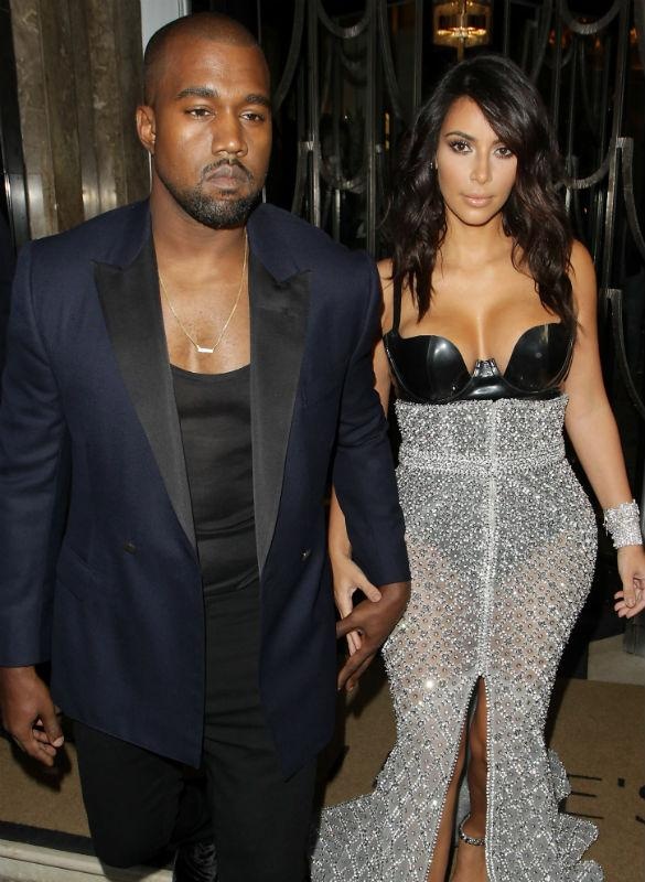 Người đẹp tự tin tay trong tay với ông xã rapper Kanye West. Trong đêm trao giải của tạp chí dành cho đàn ông GQ, Kim Kardashian được vinh danh là Người phụ nữ của năm. Phát biểu khi lên nhận giải, bà mẹ 1 con không quên nói lời cảm ơn Kanye. 