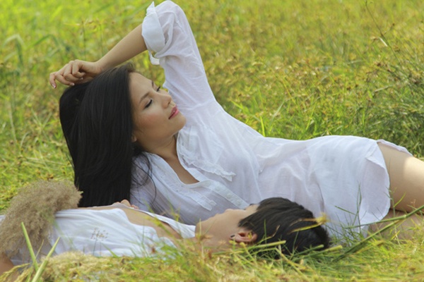 Trong MV, nhân vật của Mai Trang nhớ lại những kỷ niệm hạnh phúc bên người yêu trên cánh đồng lau. Trong cảnh quay này cô chỉ mặc áo sơ mi trắng rộng nằm đùa giỡn bên bạn trai. 