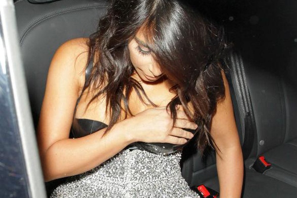 Kim Kardashian giu nguc truoc khi len tham do hinh anh