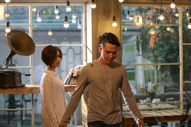 Ngoài những trang phục theo phong cách đáng yêu, ngọt ngào, Hòa Minzy còn thử sức với mốt giấu quần trong chiếc sơ mi trắng. 