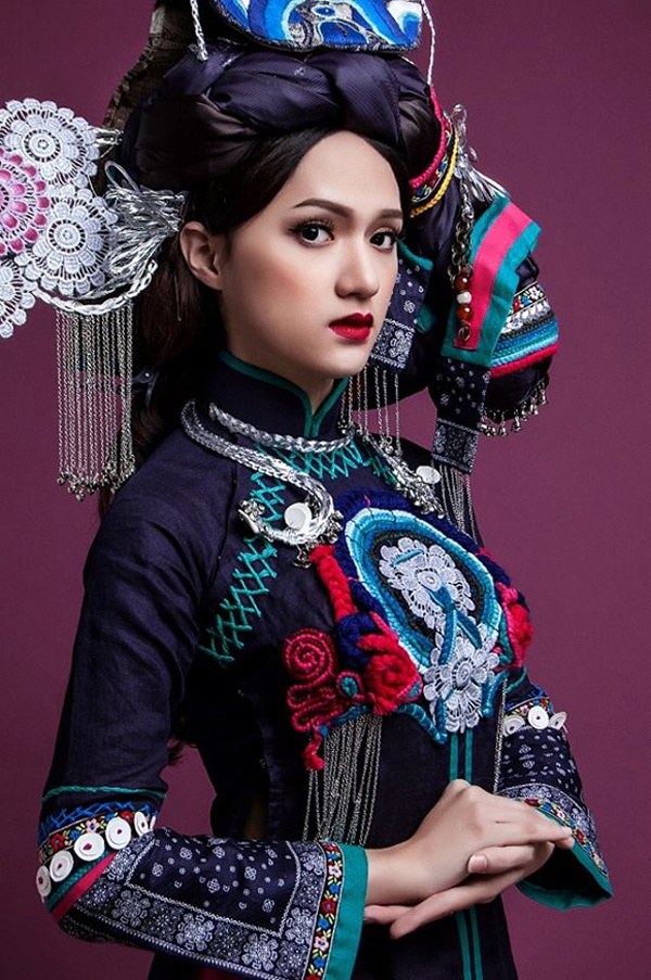 Hồi tháng 2 đầu năm nay, nữ ca sĩ chuyển giới Hương Giang thực hiện bộ ảnh đón Tết nguyên đán với ý tưởng từ những thiếu nữ dân tộc Hà Nhì. 