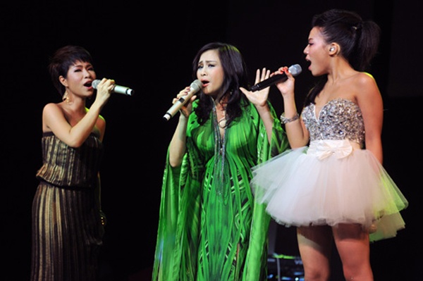 Cựu huấn luyện viên The Voice Việt đưa ra lý do chủ quan và khách quan trong quá trình sản xuất nhưng theo những nguồn tin cho biết nguyên nhân chính dẫn đến việc hủy show là do số lượng vé được mua khá ế ẩm.  