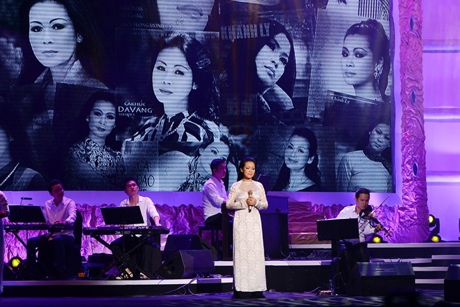 Đầu tháng 8 vừa qua, nữ danh ca Khánh Ly về nước tổ chức liveshow Khánh Ly in Hà Nội tại Trung tâm Hội nghị Quốc gia. Đây là đêm diễn thứ 2 sau liveshow lần thứ nhất diễn ra mới hồi tháng 5 của nữ ca sĩ. Dù số lượng vé phát hành không quá nhiều – 3.500 vé nhưng trước đêm diễn một ngày, chỉ có 30% trong số 3.500 vé được tiêu thụ trong đó đã bao gồm vé tặng. 