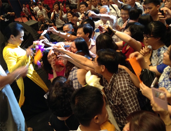 . Tới khi chương trình diễn ra, cũng chỉ một nửa số ghế có khán giả. Giải thích cho sự ế ẩm doanh thu là bởi sai lầm trong việc lựa chọn thời gian tổ chức  khá gần với đêm nhạc lần thứ nhất. Những kỳ vọng, chờ đợi của khán giả sau 40 năm Khánh Ly về nước biểu diễn gần như được “dồn hết” cho đêm nhạc hồi tháng 5 nên liveshow thứ 2 giảm sức hút là điều không quá khó hiểu. 